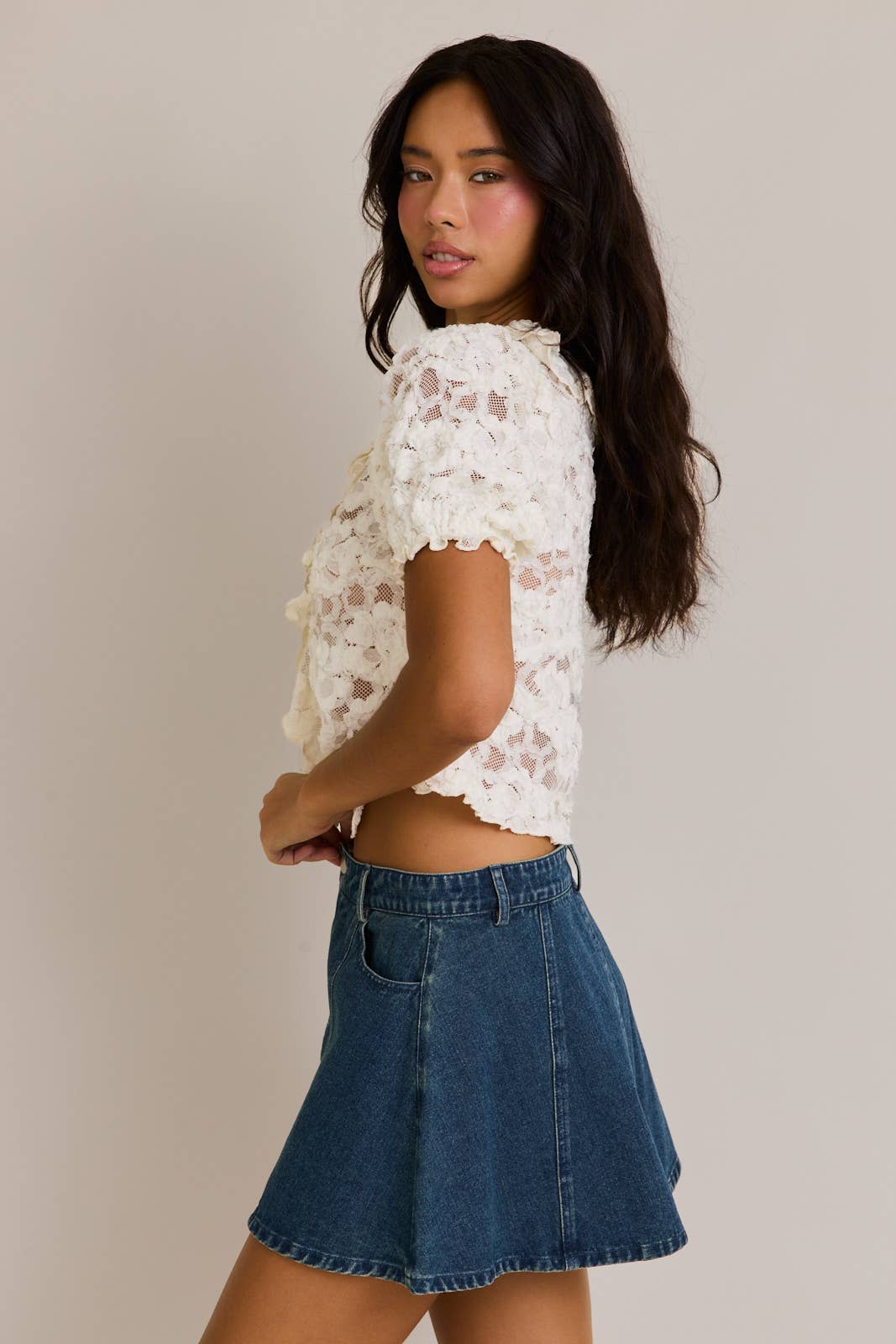 LE LIS - PUFF SHORT SLEEVE V-NECK RUFFLE DETAIL OPEN TOP