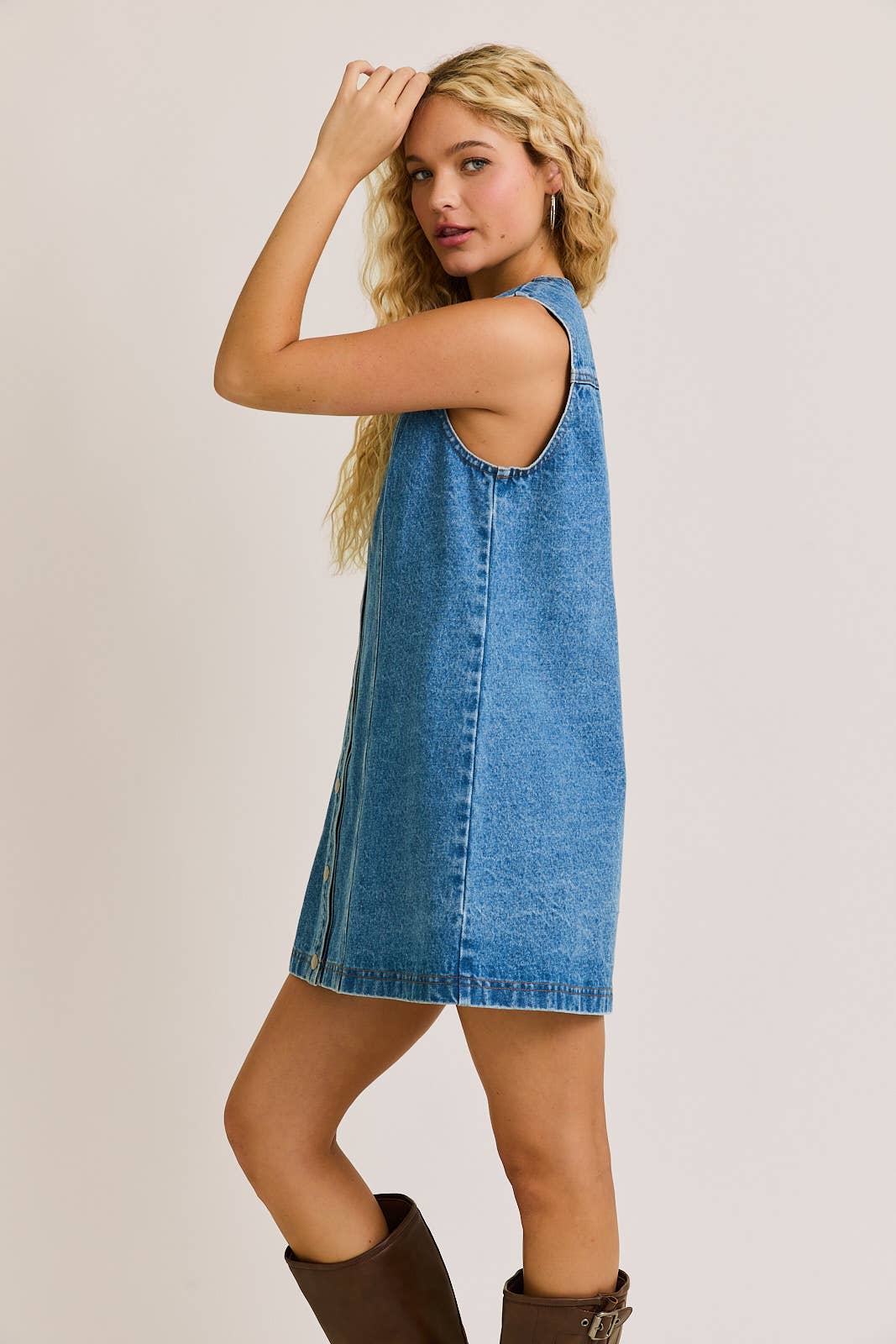 LE LIS - SLEEVELESS ROUND NECK BUTTON DOWN DENIM MINI DRESS