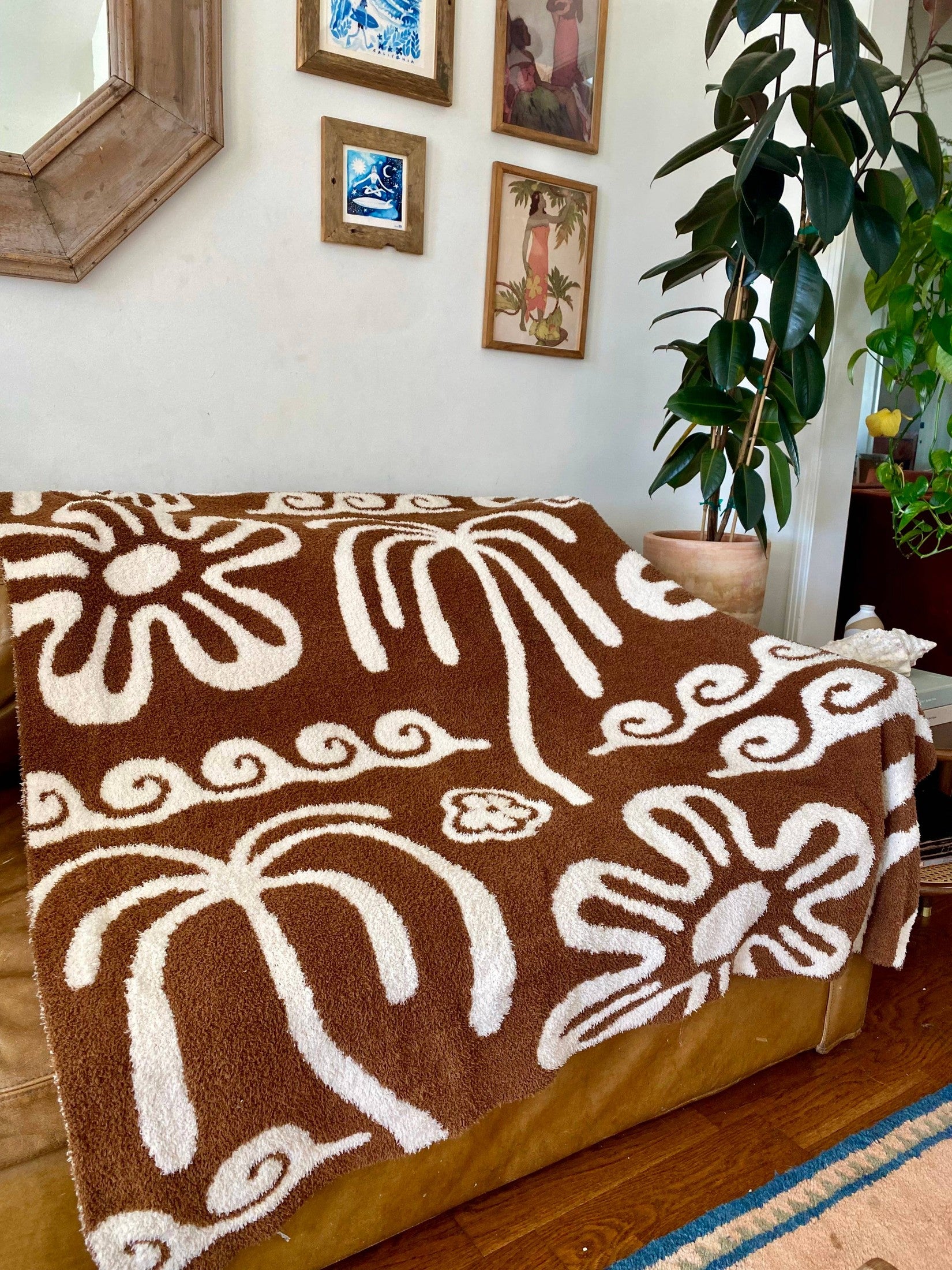 Sundream - Hanalei Plush Throw - Mocha & Cream