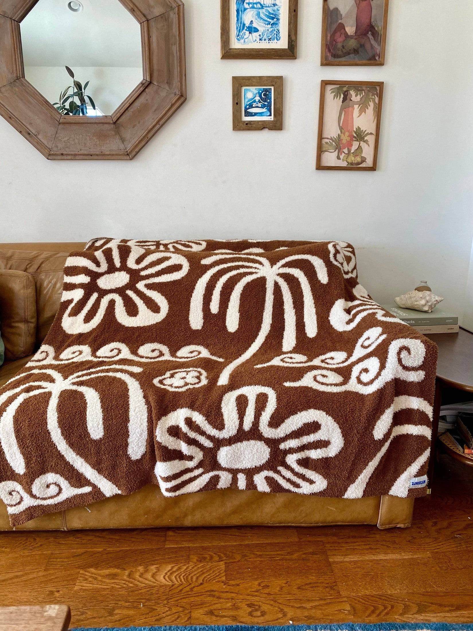 Sundream - Hanalei Plush Throw - Mocha & Cream