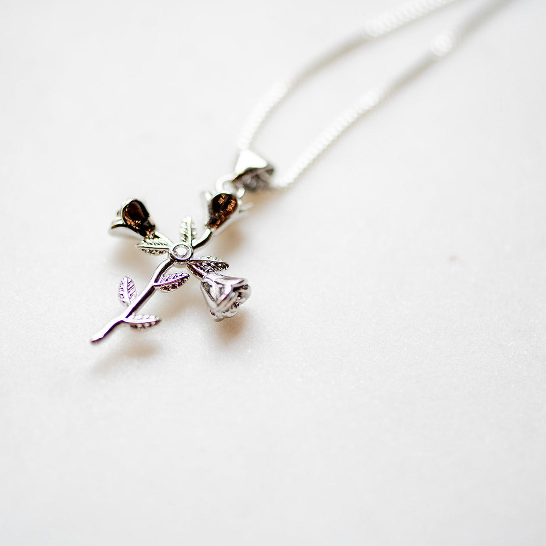 La vie en Rose Necklace Necklaces