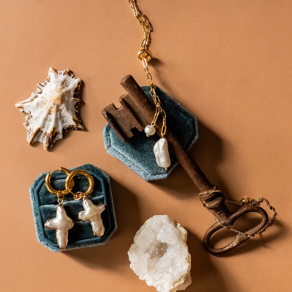 Ophélia Pearl Bolo Necklaces